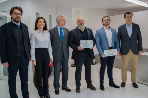 Los ganadores, en el centro con los diplomas acreditativos. Imagen facilitada por los organizadores.